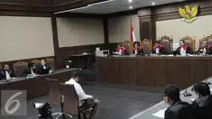 Mantan Ketua Komisi D DPRD DKI Jakarta, M. Sanusi saat menjalani sidang lanjutan di Pengadilan Tipikor, Jakarta Pusat, Kamis (29/12). Sanusi ditetapkan bersalah dan divonis dengan hukuman 7 tahun penjara dan denda Rp 250 juta. (Liputan6.com/Helmi Affandi)