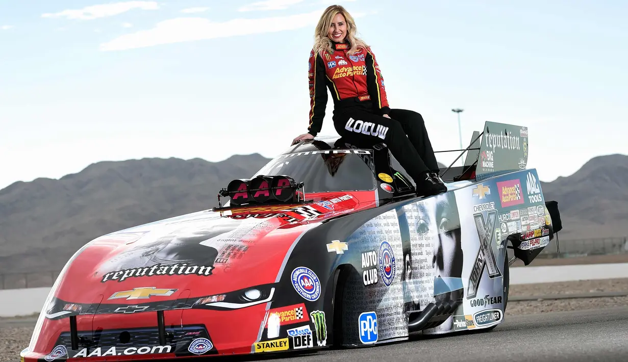 Pembalap Courtney Force berpose di atas mobil balap Chevrolet Camaro SS yang didesain dengan cover album terbaru Taylor Swift "Reputation" disiapkan di Las Vegas, Nevada (10/11). (AFP Photo/Getty Images/AFP)