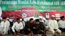 Basuki Tjahaja Purnama (Ahok) berbincang dengan salah satu tokoh disela-sela acara Maulid Nabi Muhammad SAW 1438 H di kediaman Ketua umum Partai PPP Djan Faridz, di Jakarta, Senin (12/12). (Liputan6.com/Johan Tallo)