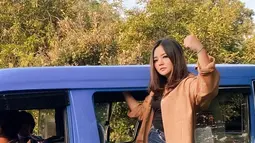 Perempuan yang lahir di Semarang ini tidak jaim sama sekali saat naik angkot. Ia malah berpose seperti abang-abang kernet angkot. Potret Gita Sinaga naik angkot ini berhasil bikin senyum para fans. (Liputan6.com/IG/gitasinaga)