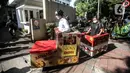 Sejumlah anak muda menggelar aksi damai di luar Kantor Komnas HAM, Jakarta, Kamis (14/7/2022). Mereka meminta hak asasi akibat krisis iklim dengan mengadukan kepada Komnas HAM terkait pembiaran krisis Iklim karena sudah sangat berpengaruh pada kehidupan, ekonomi, dan kesehatan perorangan maupun kelompok akibat kenaikan suhu bumi serta cuaca ekstrem. (Liputan6.com/Faizal Fanani)