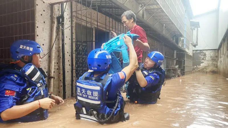 Banjir di Distrik Wanzhou, Chongqiang. Daerah barat daya China sedang diterjang hujan deras. Dok: Feng Tao/Xinhua