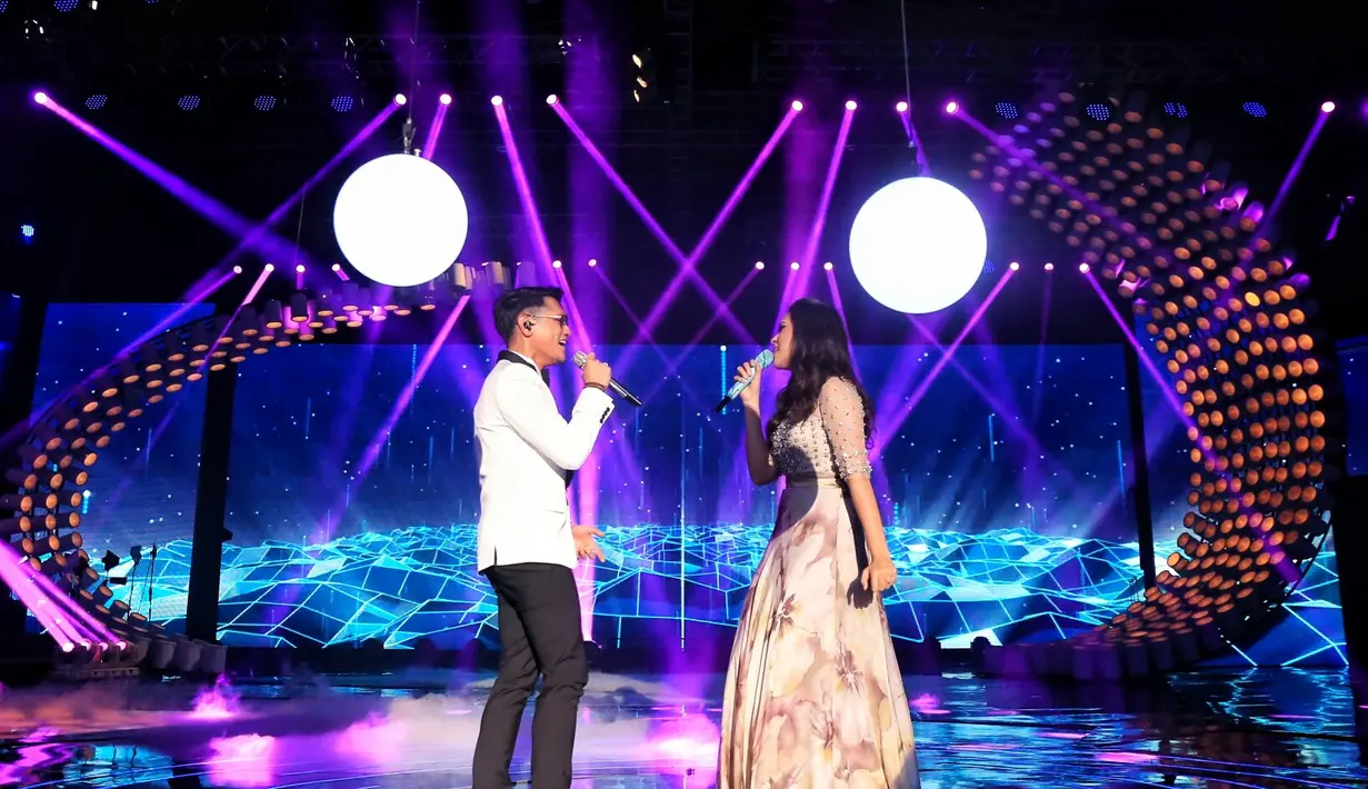 "Ini sebenarnya spontan ya, jadi baru tadi latihan. Terus kalau sama Afgan karena baru banyak artis yang perform, jadi baru sama Afgan pas di atas panggung aja," kata Raisa di belakang panggung HUT SCTV ke-26, di Istora Senayan. (Adrian Putra/Bintang.com)