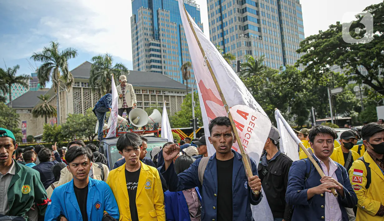 Massa aksi dari BEM Seluruh Indonesia (BEM SI) saat aksi di kawasan Patung Kuda, Jakarta, Jumat (28/10/2022). Dalam aksinya mereka menuntut penolakan kenaikan harga BBM hingga penyelesaian pelanggaran HAM masa lalu. (Liputan6.com/Faizal Fanani)