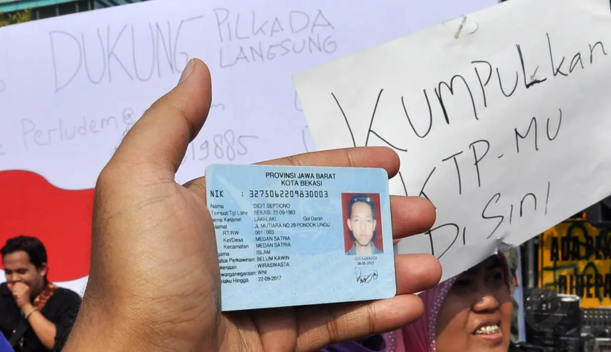 Kelompok yang tergabung dalam Rakyat Penggugat UU Pilkada ini mengumpulkan fotokopi KTP warga yang tidak setuju dengan pengembalian Pilkada via DPRD, Jakarta, (28/9/14). (Liputan6.com/Miftahul Hayat)