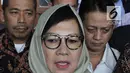 Mantan Dirut PT Pertamina (Persero), Karen G Agustiawan menjawab pertanyaan pewarta usai menjalani sidang di Pengadilan Tipikor, Jakarta, Kamis (7/2). Sidang beragendakan pembacaan eksepsi atas dakwaan jaksa. (Liputan6.com/Helmi Fithriansyah)