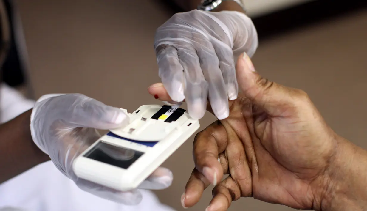 Mengendalikan kadar gula darah, Yaitu untuk mengatur kekurangan dan kelebihan gula dalam darah dengan menggunakan hormon insulin & adrenalin. Hal ini sangat penting untuk menghindari suatu penyakit yaitu diabetes. (Rick Gerson / Getty Images / AFP)