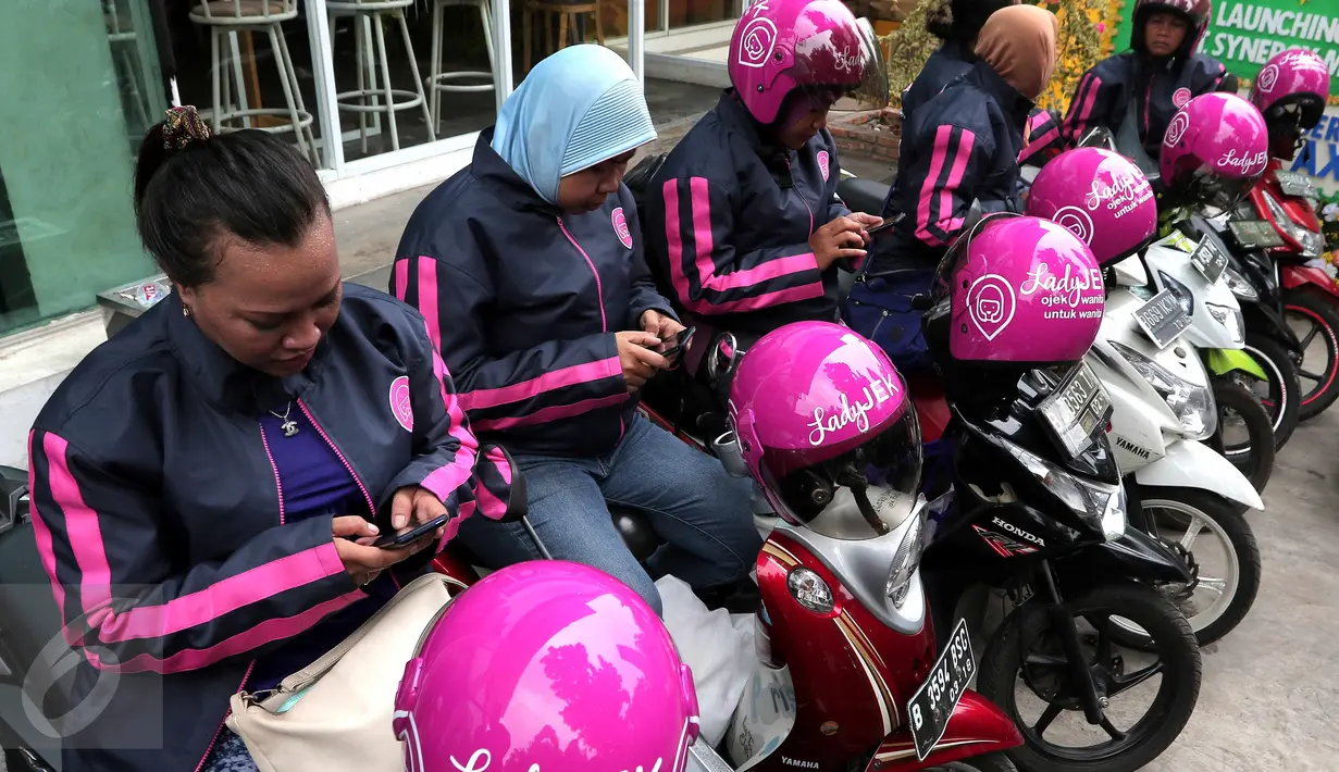 Pengemudi ojek wanita berbasis aplikasi LadyJek tengah menunggu orderan penumpang di Jakarta, Kamis (8/10). Mengangkat slogan 'Ojek Wanita untuk Wanita', ojek berbasis aplikasi ini ditujukan khusus untuk penumpang perempuan. (Liputan6.com/Angga Yuniar)