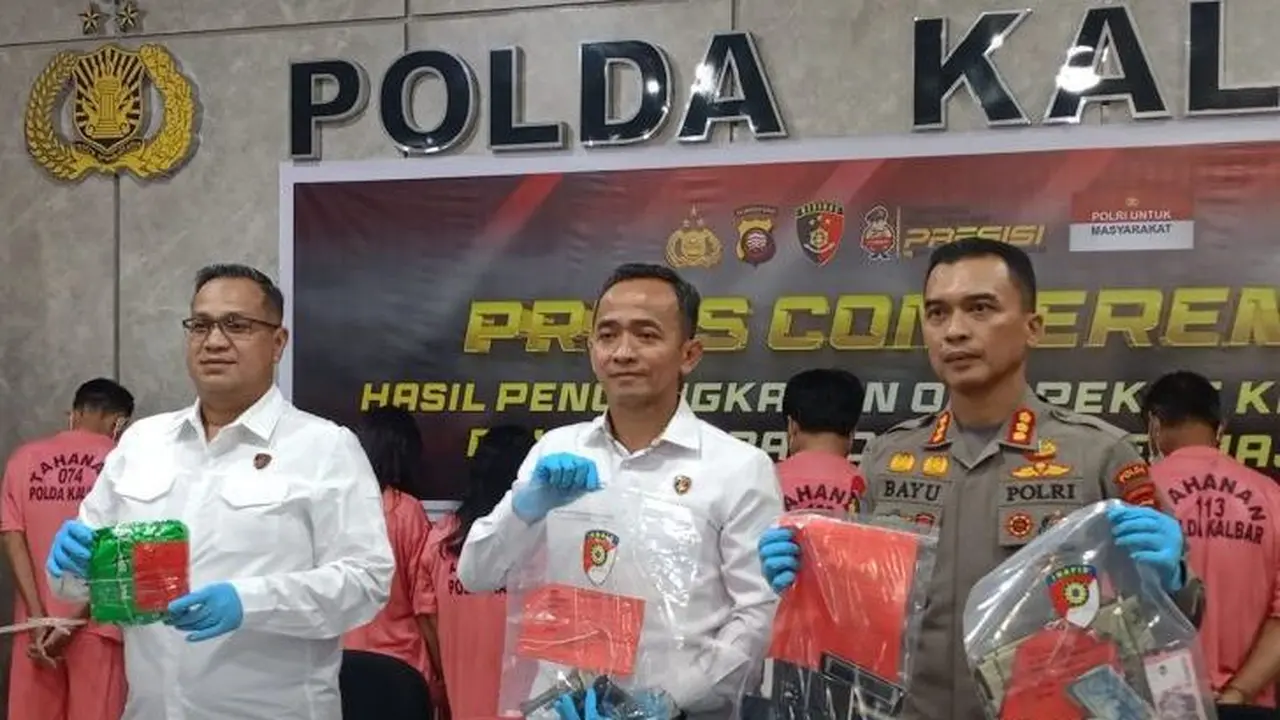Direktur Reerse Kriminal Umum Polda Kalbar, Kombes Bowo Gede Imantio dan Kabid Humas Polda Kalbar Kombes Bayu Suseno saat menunjukkan tersangka dan barang bukti kejahatan. (Merdeka.com/Nur Habibie)