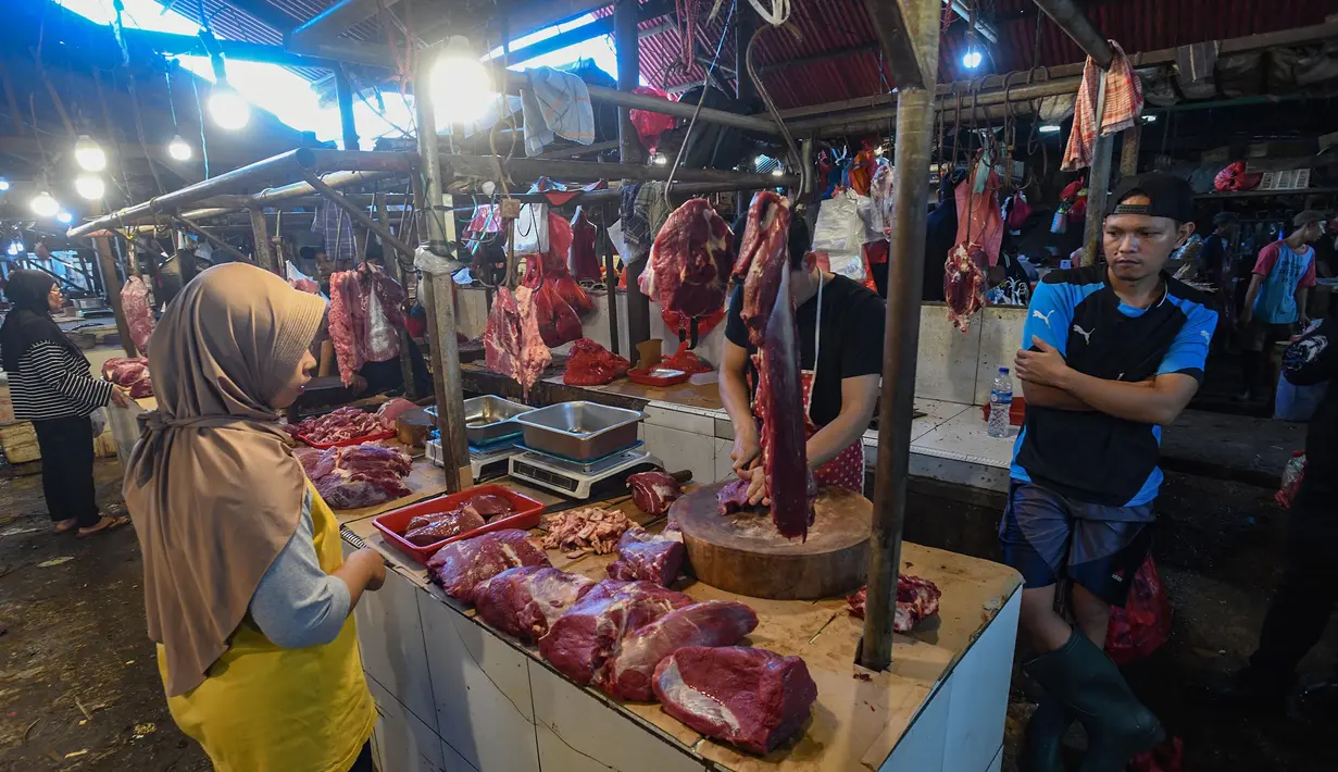 Penjual melayani pembeli daging sapi di Pasar Pondok Labu, Jakarta Selatan, Minggu (30/3/2025). (merdeka.com/Arie Basuki)
