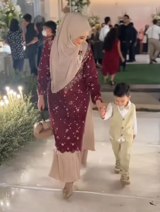 Zaskia memadukannya dengan kerudung dan rok plisket berlayer warna coklat serasi dengan heels dan tasnya yang dikenakan. [@zaskiasungkar15]