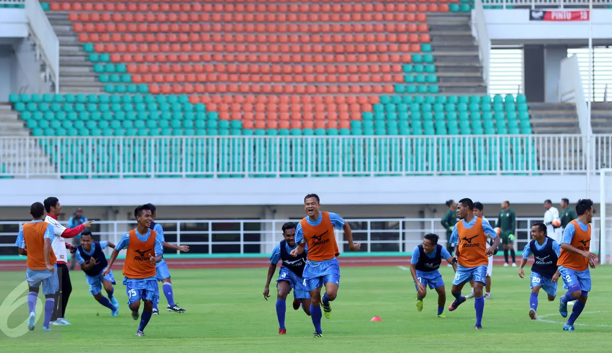 Pemain Semen Padang berlari saat latihan jelang laga perebutan tempat ketiga Piala Presiden 2017 melawan Persib di Stadion Pakansari, Kab Bogor, Jumat (10/3). Semen Padang akan melawan Persib pada Sabtu (11/3). (Liputan6.com/Helmi Fithriansyah)