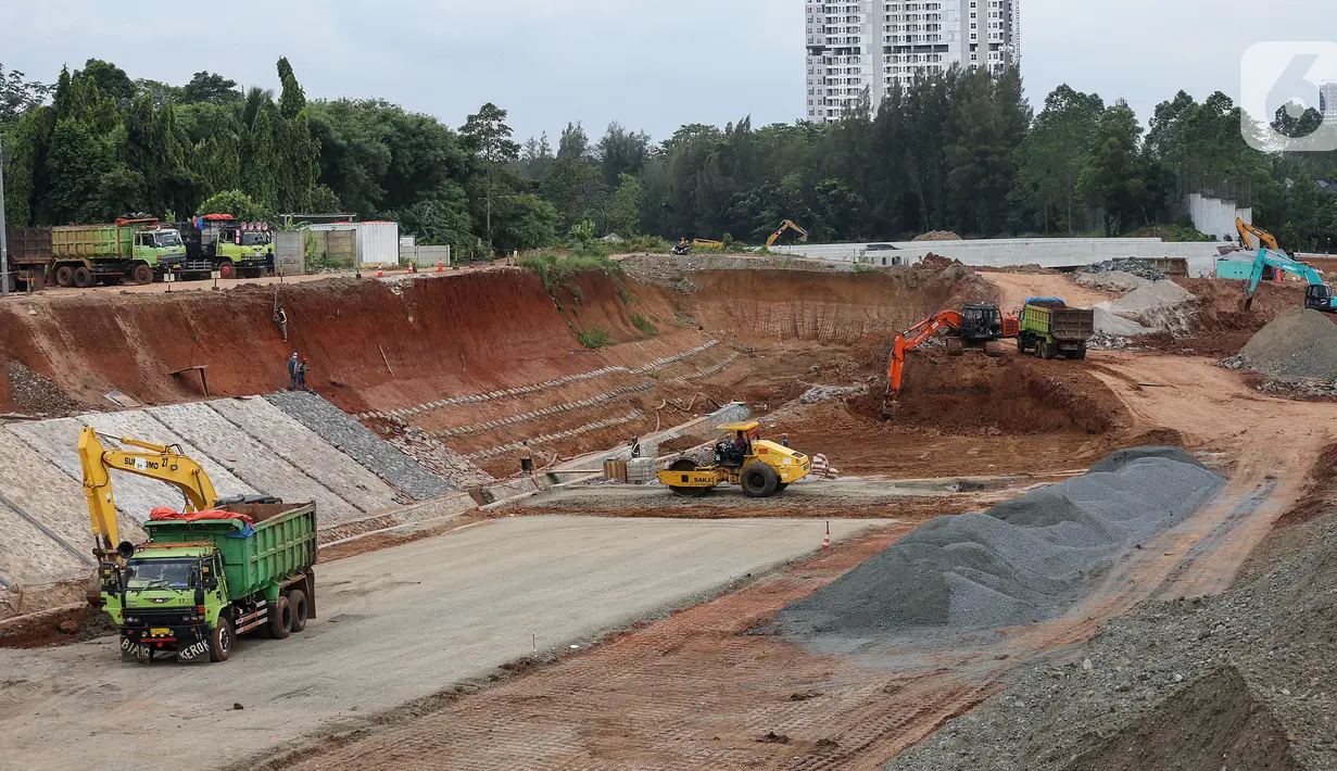 Sejumlah alat berat beroperasi di proyek Tol Serpong-Balaraja di kawasan BSD, Tangerang Selatan, Rabu (2/02/2022). Tol yang ditargetkan selesai pada 2024 diharapkan bisa meningkatkan konektivitas menuju Jakarta - Merak dan Lampung yang memiliki 8 Simpang Susun. (Liputan6.com/Fery Pradolo)