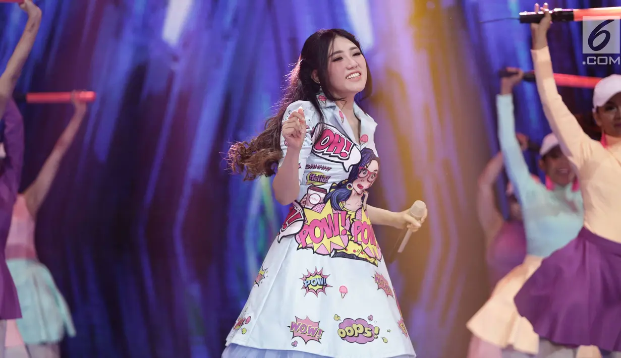 Pedangdut Via Vallen tampil menghibur penonton dalam acara SCTV Music Awards 2018 di Studio 6 Emtek, Jakarta, Selasa (27/4). Ajang ini bukan saja menghadirkan para nomine tapi juga artis papan atas yang menghibur di panggung. (Liputan6.com/Faizal Fanani)