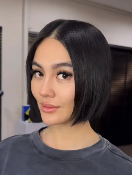 Agnez Mo tampil fresh dengan gaya rambut barunya, ia memilih potongan rambut bob yang rata di bagian bawah. [@kierelippens]