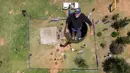 Pandangan aerial memperlihatkan Vernon Kruger, 52, berdiri dalam tong di atas tiang dengan ketinggian 25 meter di Dullstroom, Afrika Selatan, 16 Januari 2020. Kruger telah menghabiskan 67 hari di dalam tong dan masih menolak untuk turun padahal rekor telah dipecahkannya. (ANTOINE DEMAISON/AFP)