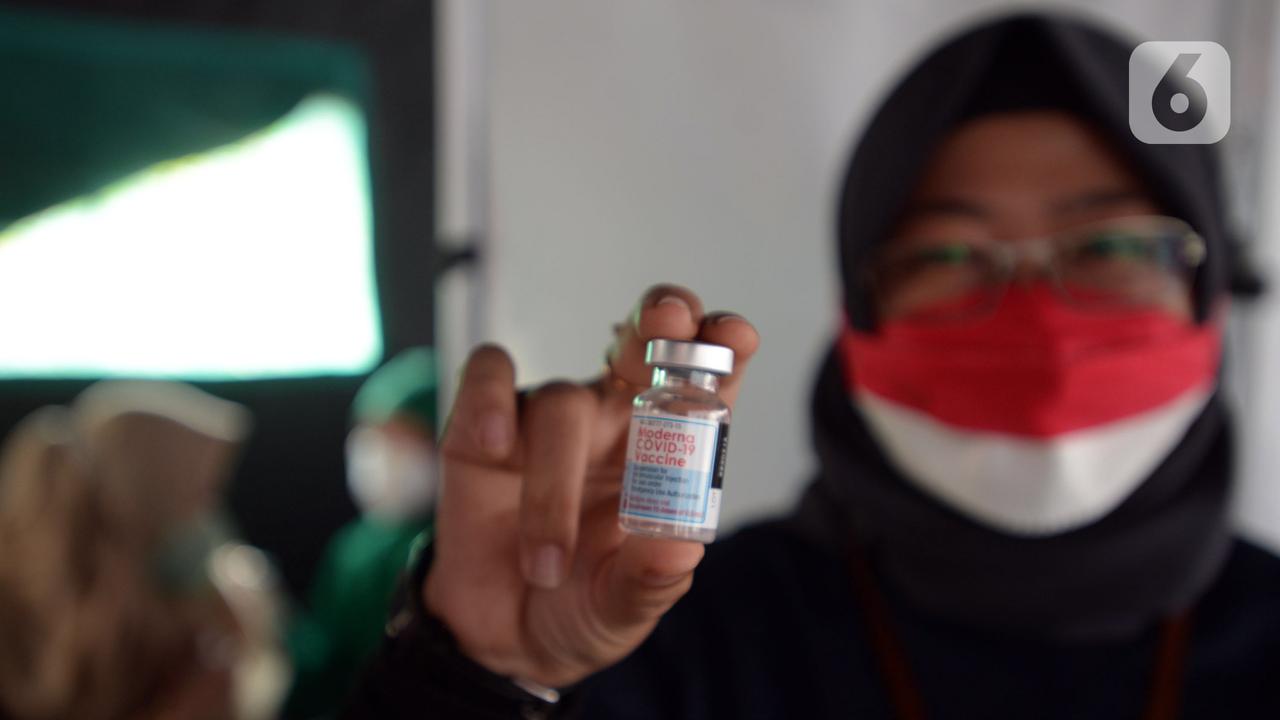 FOTO: Vaksin COVID-19 Moderna untuk Tenaga Kesehatan dan Masyarakat Umum