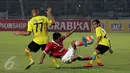 Penyerang Persija, Ambrizal Umanailo (tengah) terjatuh saat melewati dua pemain Semen Padang di laga Torabika Soccer Championship presented by IM3 Ooredoo di Stadion GBK, Jakarta, Minggu (8/5/2016). Persija unggul 1-0. (Liputan6.com/Helmi Fithriansyah)
