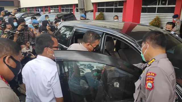 Kepala Polda Riau Irjen Agung Setya Imam Effendi melihat mobil kurir sabu yang sopirnya tewas ditembak.