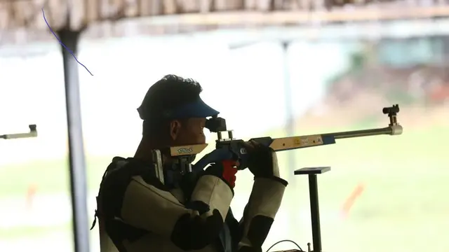 Totok Tri Martanto dari Riau menjuarai nomor 25m rapid fire pistol kategori putra di test event menembak, Jumat (10/11/2017) di Lapangan Tembak Senayan.