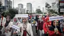 Peserta ISMAFARSI (Ikatan Senat Mahasiswa Farmasi Seluruh Indonesia) memperingati Hari Apoteker Sedunia di kawasan Car Free Day, Jakarta, Minggu (25/9). Mereka mengajak masyarakat cerdas menggunakan obat, termasuk DaGuSiBu. (Liputan6.com/Faizal Fanani)
