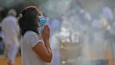 Seorang umat Buddha berdoa selama festival Waisak di Kuil Kelaniya di Kolombo, Sri Lanka, Minggu (15/5/2022). Pihak berwenang Sri Lanka mencabut jam malam nasional pada 15 Mei ketika negara pulau yang kekurangan uang tersebut bersiap untuk merayakan festival Buddha yang penting, dengan perayaan yang diredam oleh krisis keuangan yang semakin memburuk. (Ishara S. KODIKARA / AFP)