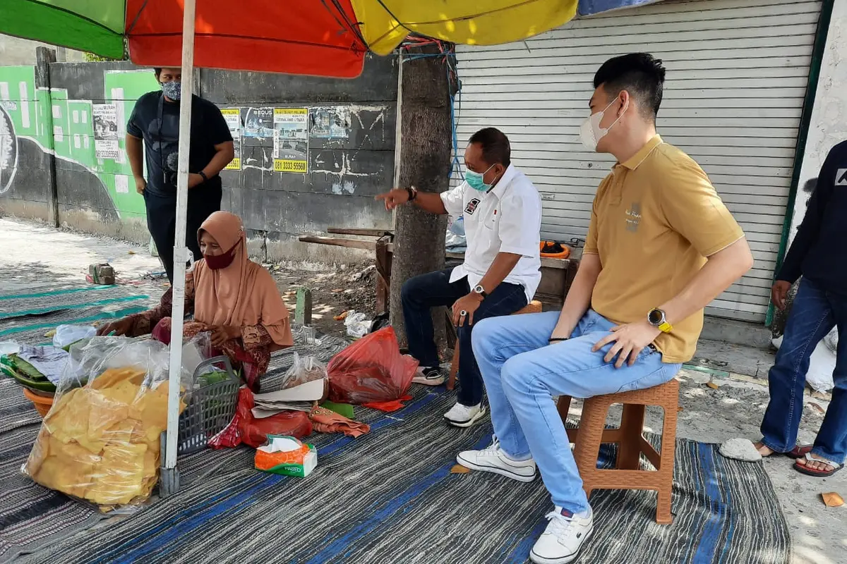 Calon Wakil Wali Kota Surabaya, Armuji bersama youtuber Andi Sugar berkeliling Surabaya untuk menikmati kuliner khas asli Kota Pahlawan yang sampai hari masih bertahan bergelut dengan makanan cotarasa modern, Senin (5/10/2020).