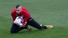 Kiper Valencia Jaume Domenech menangkap bola saat sesi latihan di Paterna Sports City, Paterna, Spanyol, Selasa (18/2/2020). Valencia akan menghadapi Atalanta pada leg pertama babak 16 besar Liga Champions di San Siro, 20 Februari 2020 dini hari WIB. (JOSE JORDAN/AFP)