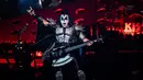 Penampilan vokalis band heavy metal KISS, Gene Simmons dalam tur dunia bertajuk 'End of the Road' di Riverbend Music Center, Cincinnati, Ohio, Amerika Serikat, Kamis (29/8/2019). KISS menggebrak panggung Riverbend Music Center dalam tur perpisahan band tersebut. (Photo by Amy Harris/Invision/AP)