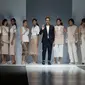 Desainer Toton bersama para model pada hari kedua Jakarta Fashion Week (JFW) 2016 di Senayan city, Jakarta, (25/10/2015). (Liputan6.com/Herman Zakharia)