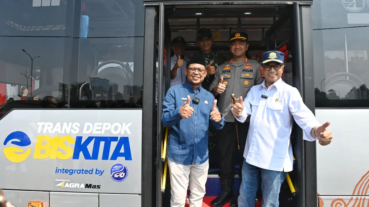 Menteri Perhubungan (Menhub) Budi Karya Sumadi meluncurkan layanan angkutan umum massal terintegrasi LRT Biskita Trans Depok, di Stasiun LRT Harjamukti, Depok