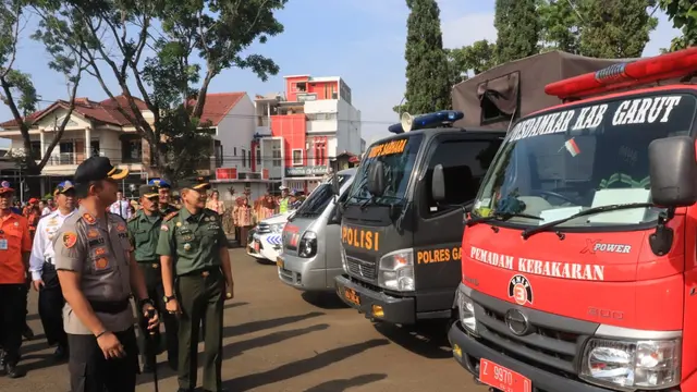 Sejumlah pejabat perwakilan dinas intansi Garut, tengah menyaksikan kesiapan kendaraan taktis dan alat berat dalam Apel Siaga Gabungan Natal dan Tahun Baru di Garut