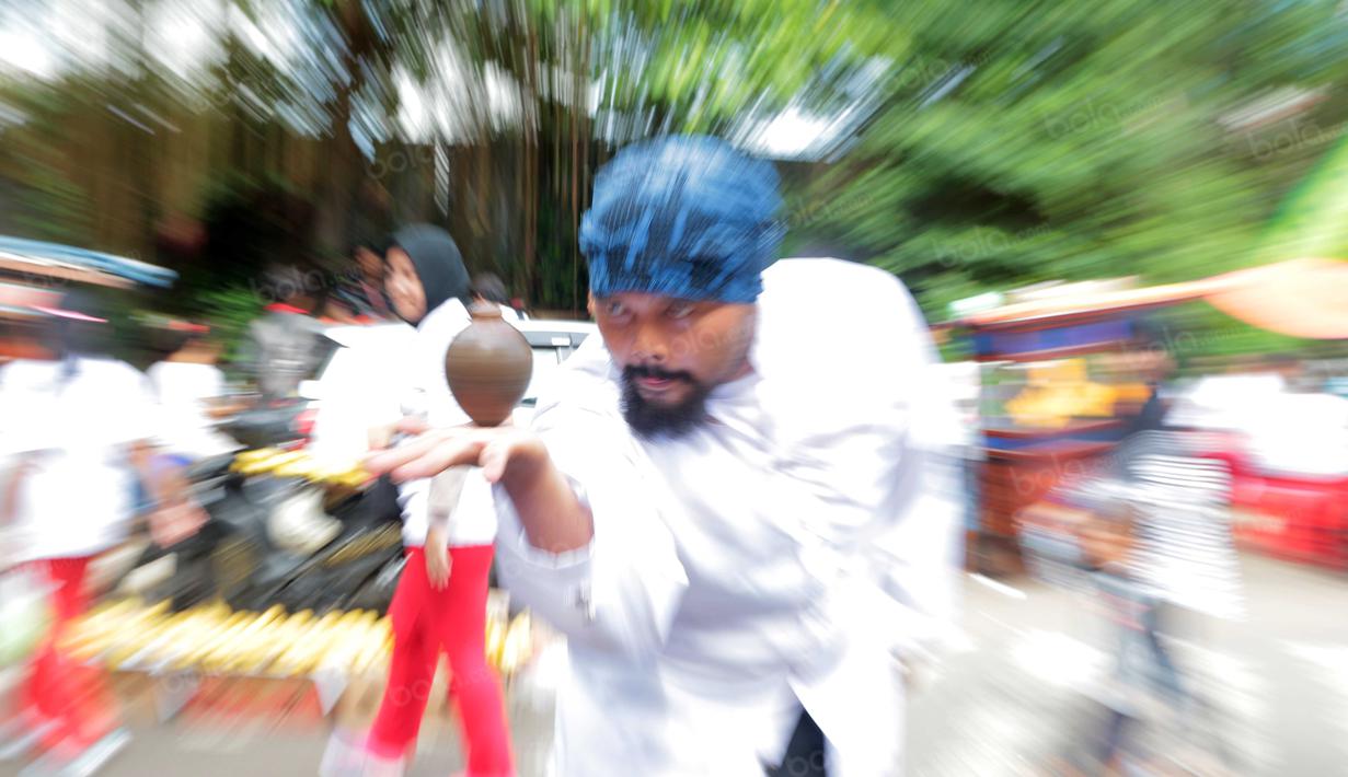 Salah peserta mempromosikan olahraga rekreasi Gasing pada ajang promosi Tafisa Games 2016 di Jalan Sudirman, Jakarta, (25/9/2016). (Bola.com/Nicklas Hanoatubun)