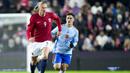 Pemain Spanyol, Gavi berusaha merebut bola dari kaki pemain Norwegia, Erling Haaland pada laga Grup A Kulaifikasi Euro 2024 yang berlangsung di Ullevaal Stadium, Oslo, Norwegia, Senin (16/10/2023) dini hari WIB. Laga tersebut dimenangkan oleh Spanyol dengan skor 1-0. (AFP/NTB/Frederik Varfjell)