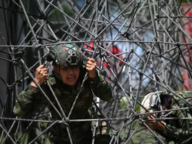 Seorang tentara wanita mengikuti pelatihan untuk wanita di Pangkalan Udara Militer Tolemaida di Tolemaida, Kolombia, pada 16 Mei 2023. (AFP/Raul Arboleda)