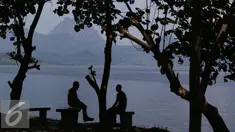 Suasana Waduk Jatiluhur yang berada tak jauh dari Gerbang Tol Jatiluhur, Purwakarta, Jawa Barat, Jumat (1/7). Waduk Jatiluhur dapat menjadi alternatif wisata bagi para pemudik yang melintasi jalur Selatan. (Liputan6.com/Immanuel Antonius)