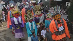 Ondel-ondel memeriahkan karnaval ulang tahun Kota Tangerang Selatan ke-10 di Ciputat, Tangerang Selatan, Minggu (11/11). Karnaval ini untuk melestarikan budaya Betawi sekaligus menolak ondel - ondel dijadikan sarana mengamen. (Merdeka.com/Arie Basuki)