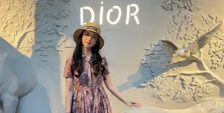 Velove tampil bak Barbie dengan mengenakan head to toe dari brand Dior. Credit: (@vaelovexia)