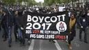 Sejumlah orang membawa spanduk saat menggelar demonstrasi di Paris, Prancis, Senin (8/5). Mereka menduga suara mereka tidak masuk ke dalam kotak suara yang memenangkan Emmanuel Macron. (AFP Photo/ Lionel BONAVENTURE)