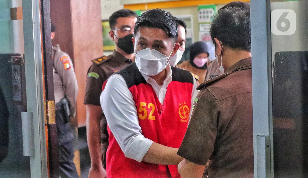 Terdakwa obstruction of justice atau upaya menghalangi penyidikan perkara tewasnya Brigadir Nofriansyah Yosua Hutabarat, Chuck Putranto bersiap mengikuti persidangan di Pengadilan Negeri (PN) Jakarta Selatan, Kamis (10/11/2022). Hakim memerintahkan Penuntut Umum untuk melanjutkan pemeriksaan terhadap terdakwa Chuck Putranto.
 (Liputan6.com/Angga Yuniar)