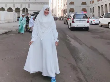 Gaya penampilan serba putih saat Via Vallen ke Tanah Suci ini curi perhatian. Ya, saat pelantun lagu sayang menjalankan ibadah umrah, penampilannya dengan hijab dan pakaian putih dipuji netizen cantik memesona. (Liputan6.com/IG/@viavallen)