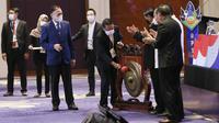 Menpora RI, Zainudin Amali, memukul gong saat pembukaan Kongres PSSI di Hotel Raffles, Jakarta, Sabtu (29/5/2021). Kongres tersebut akan membahas kepastian Liga 1 dan 2 musim 2021-2022. (Bola.com/M Iqbal Ichsan)