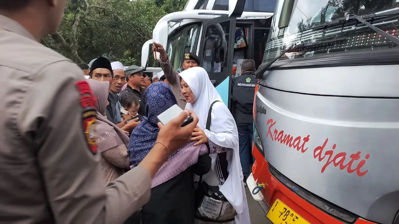 Salah satu momen kepulangan jemaah haji asal Garut, Jawa Barat, yang dipusatkan di Pendopo Garut. (Liputan6.com/Jayadi Supriadin)