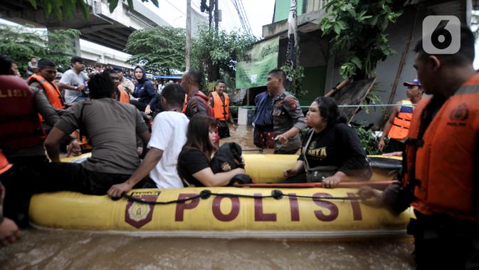 Petugas gabungan mengevakuasi warga saat banjir merendam permukiman Cipinang Melayu, Jakarta, Rabu (1/1/2020). Hujan yang terus mengguyur Jakarta sejak Selasa sore (31/12/2019) mengakibatkan banjir di sejumlah titik di wilayah Jakarta dan sekitarnya. (merdeka.com/Iqbal S Nugroho)