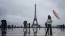 Ini merupakan mogok yang kedua kali terjadi di Menara Eiffel dalam kurun dua bulan terakhir karena alasan yang sama. (Dimitar DILKOFF/AFP)