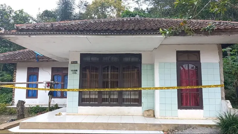 Polisi memang police line di rumah NN (43) seorang guru ngaji di Kampung Leuwiletak, Desa Cipangramatan, Kecamatan Cikajang Kabupaten Garut, Jawa Barat, yang ditemukan meninggal dunia. (Liputan6.com/Jayadi Supriadin)