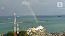 <p>Keindahan pelangi saat menghiasi langit Pelabuhan Merak, Banten, Sabtu (30/4/2022). Kemunculan pelangi tersebut menjadi pemandangan yang indah bagi para pemudik yang ingin menyebrang ke pulau Sumatra. (Liputan6.com/Angga Yuniar)</p>