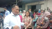 Direktur Utama Perum Bulog Budi Waseso melakukan sidak ke gudang milik PT Food Station Tjipinang Jaya di kawasan Cipinang, Jakarta Timur, Jumat (3/2/2023) (dok: Maul)