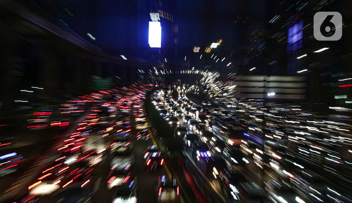 Sejumlah kendaraan terjebak kemacetan di Tol Dalam Kota, Jakarta, Rabu (18/5/2022). Meningkatnya volume kendaraan di Ibu Kota terjadi karena sejumlah pegawai telah kembali kerja dari kantor atau work from office (WFO). (Liputan6.com/Faizal Fanani)