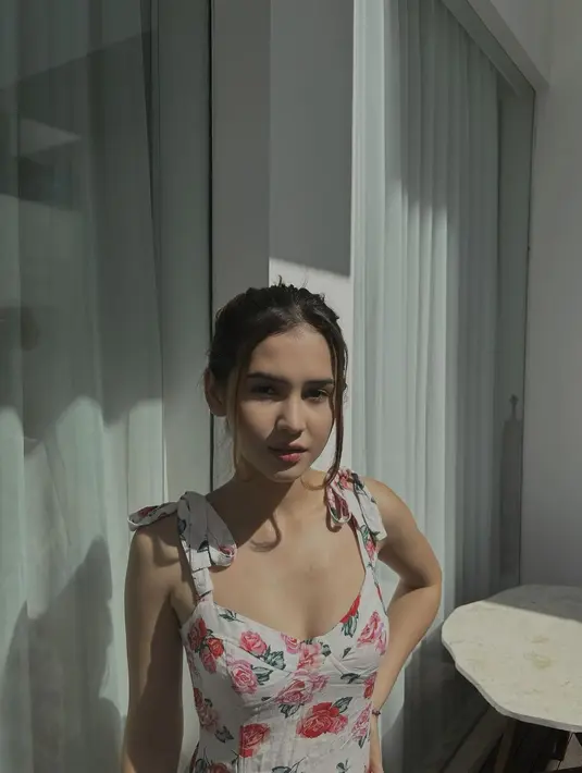 Di potret ini, Sandrina disebut mirip dengan Irish Bella. Dengan maskara dan lip tint, Sandrina menata rambutnya dengan simple up do yang sisakan poni panjang di depan. [@sandrinna_11]